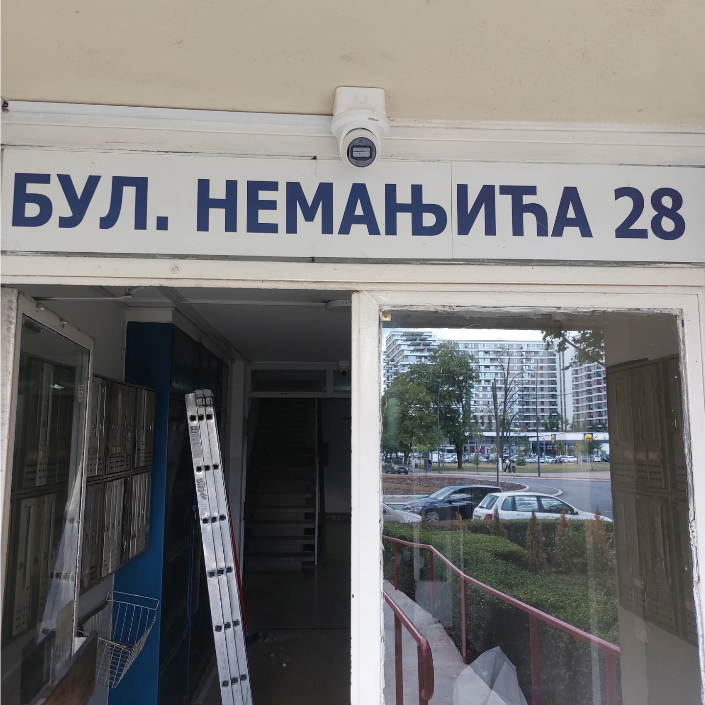 Kamera postavljena iznad ulaza u zgradu